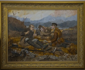 Мозаичная картина из Уральских минералов «Охотники на привале». Размер: 98х78 см